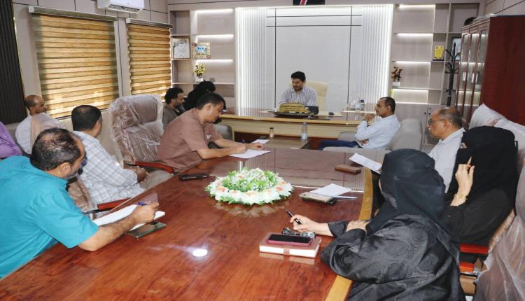 مدير عام البريقة يحث على مضاعفة الجهود لتحسين الخدمات وتنمية الإيرادات وتكثيف الرش الضبابي