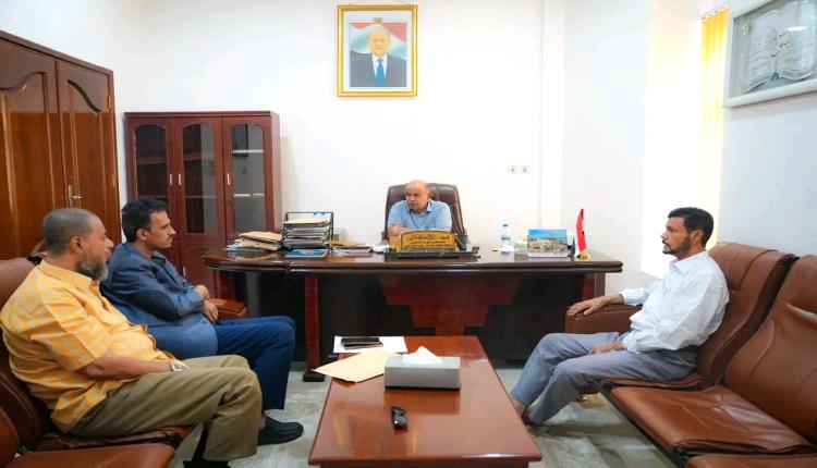 عضو مجلس القيادة محافظ حضرموت يناقش مع قيادات الجمارك تعزيز الإيرادات ومعالجة تحديات ميناء الشحر