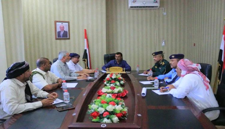 وكيل المهرة يناقش إجراءات الحد من رمي المخلفات في مجاري السيول