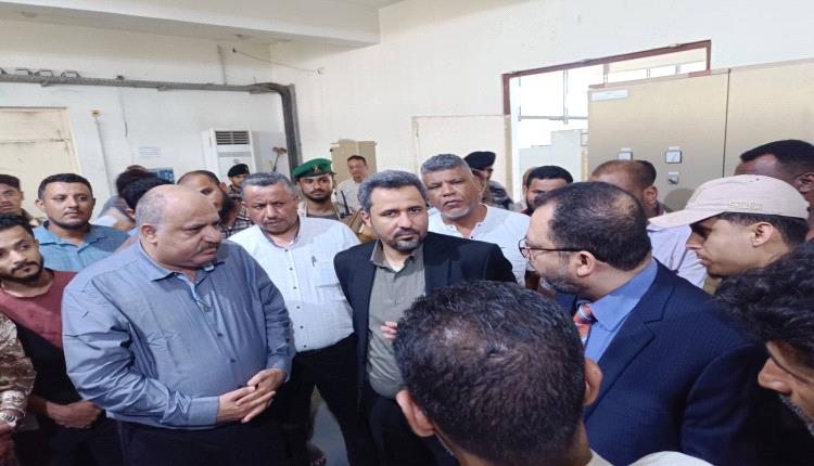 وزير الكهرباء ومحافظ لحج يناقشان أوضاع منظومة الطاقة وخطط الصيف ويتفقَّدان محطة عبَّاس التحويلية