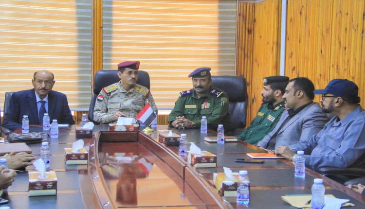وزير الدفاع يترأس اجتماعاً أمنياً بسيئون لتعزيز التنسيق والتكامل بين الأجهزة الأمنية والعسكرية