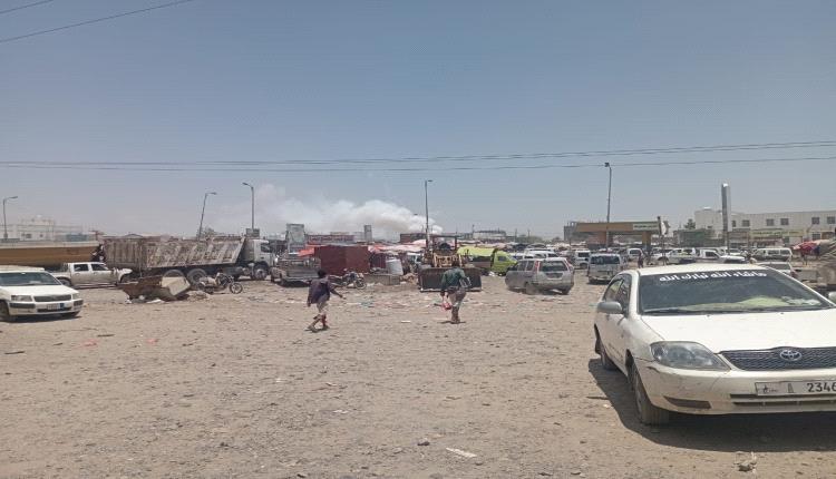 سوق الفيوش بلحج يشهد فوضى بعد انفجار مفرقعات واشتعال بسطات بيع الألعاب النارية