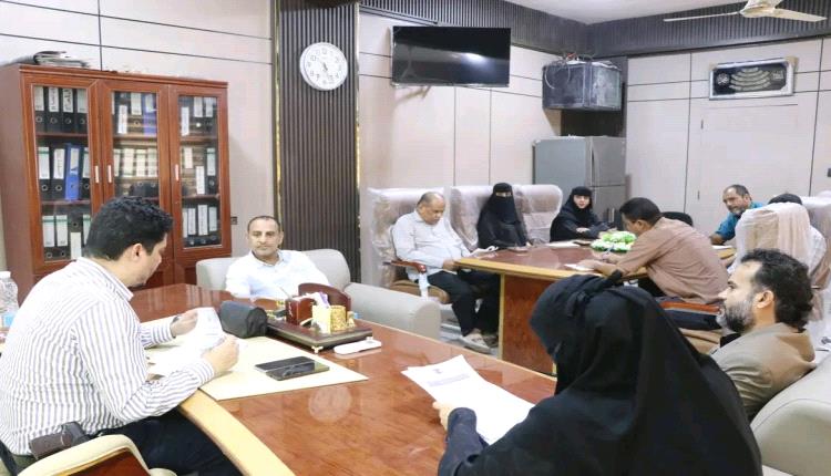 خلال ترأسه إجتماع المكتب التنفيذي.. مدير عام البريقة يحث على مضاعفة الجهود لتحسين الخدمات وتنمية الإيرادات وتكثيف الرش الضبابي