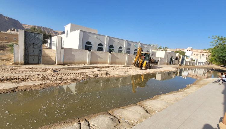 بدء أعمال ردم آثار الأمطار لفتح الطريق أمام طلاب مدرسة عمار بن ياسر بشبام