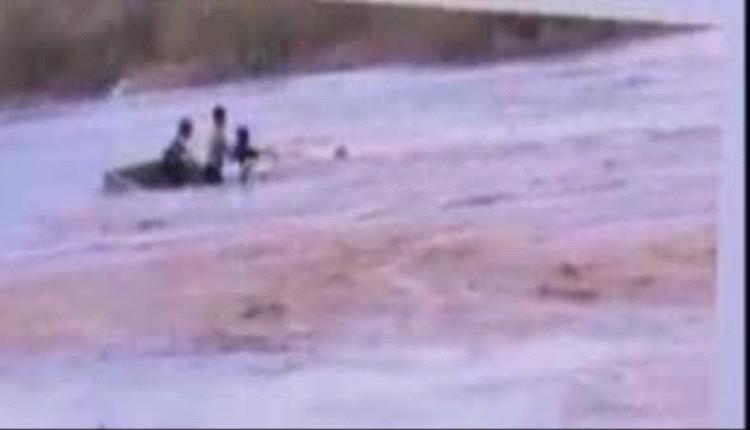 بطولة شاب تنقذ عائلة من السيول في شقرة بأبين