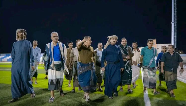 المحافظ بن الوزير يُدشن مشروع إنارة وتأهيل ملعب الفقيد الخليفي بـمدينة عتق