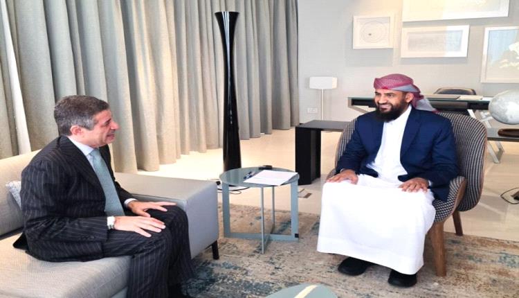 المحرّمي يبحث مع السفير الأمريكي مستجدات الأوضاع وجهود مكافحة الإرهاب وتعزيز الاستقرار