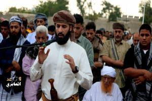 محافظ أبين يؤم المصلين في صلاة العيد ويخطب فيهم داعياً إلى التسامح وإصلاح ذات البين