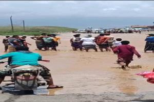 سيول جارفة في شقرة تعزل الطريق الدولي بين حضرموت وعدن