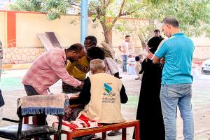 بدعم سعودي.. تدشين توزيع السلال الغذائية لموظفي السلطة المحلية بمديرية صيرة بعدن