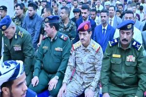 وزير الدفاع يؤدي صلاة العيد مع عدد من الوزراء والمسؤولين في العاصمة عدن