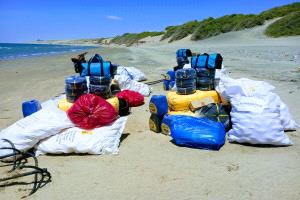 هيئة مصائد خليج عدن تدشن توزيع قوارب صيد ومحركات ومعدات لعدد 15صيادًا في منطقة قعوة بالبريقة