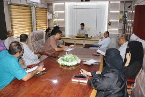 مدير عام البريقة يحث على مضاعفة الجهود لتحسين الخدمات وتنمية الإيرادات وتكثيف الرش الضبابي