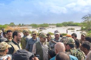 الفريق طارق صالح يتفقد المناطق المتضررة من السيول في ريف المخا ويوجّه بتكثيف الدعم للمنكوبين