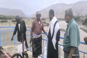 اليوسفي يتفقد تدفق سيول وادي بنا ويؤكد ضمان وصولها للمزارعين بخنفر