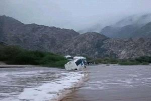 سيول جارفة تجرف باص نقل جماعي في أبين