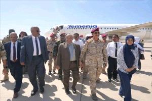 وزير الدفاع يصل المكلا في زيارة ميدانية للوحدات العسكرية