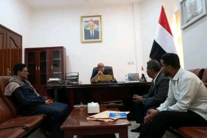 الخنبشي يناقش الوضع التمويني للمشتقات النفطية ويؤكد أولوية تأمين احتياجات الكهرباء والسوق بحضرموت