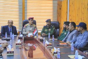 وزير الدفاع يترأس اجتماعاً أمنياً بسيئون لتعزيز التنسيق والتكامل بين الأجهزة الأمنية والعسكرية