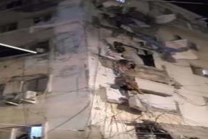 سقوط متتابع لبلكونات عمارة قديمة في المعلا بعدن يثير الذعر ومطالبات بتدخل عاجل