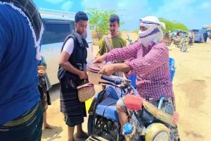 أهالي أحور يجسدون أروع صور الكرم بإغاثة المسافرين العالقين بسبب السيول