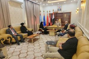 وزير الدفاع يبحث مع الصليب الأحمر تعزيز التعاون الإنساني