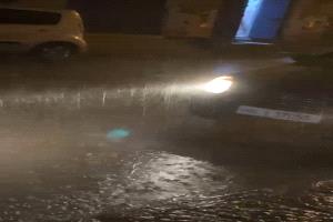 أمطار تهطل على عدن وتحذيرات من اضطرابات وتقلبات جوية قادمة