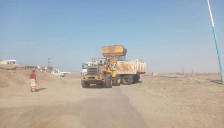 استمرار أعمال إزالة الرمال من طريق العريش – العلم – دوفس بمحافظة أبين