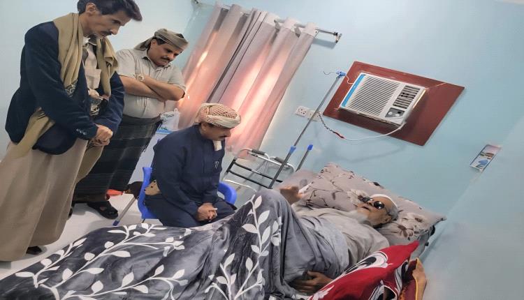 المحافظ بن الوزير يطمئن على صحة الشيخ الذيب بن مسعد الخليفي