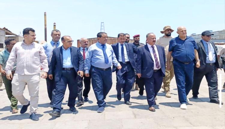 وزير النقل يزور ميناء المخا التاريخي ويؤكد دعم إعادة تأهيله وتشغيله