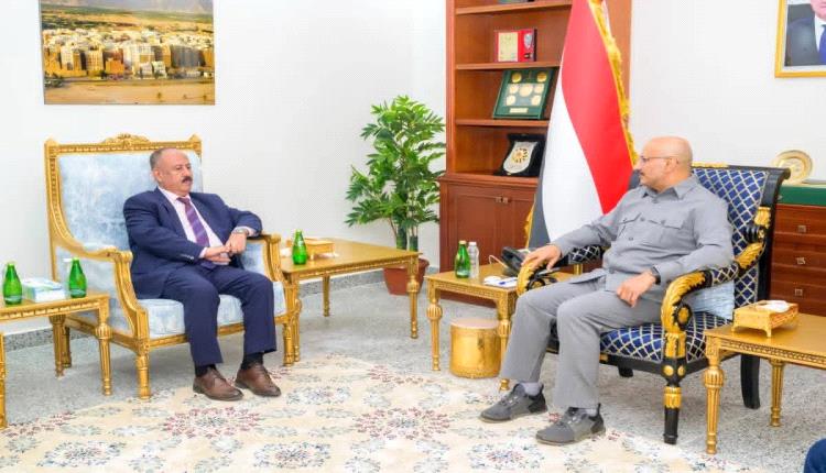 طارق صالح يناقش مع وزير النقل إعادة جدولة الرحلات إلى مطار المخا وتطوير الميناء
