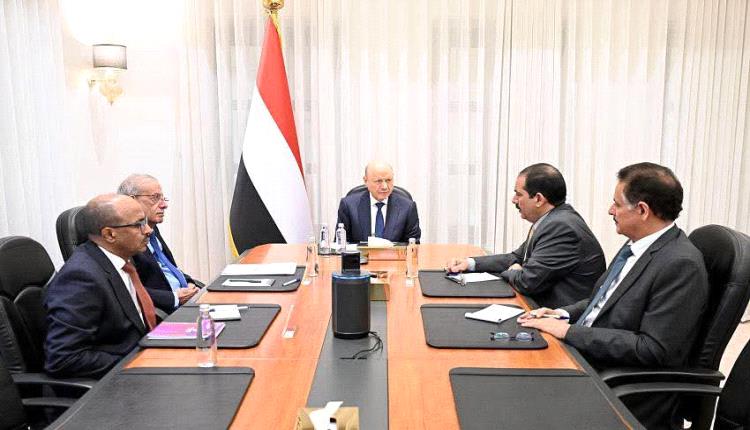 رئيس مجلس القيادة يرأس اجتماعا مصغرا للحكومة
