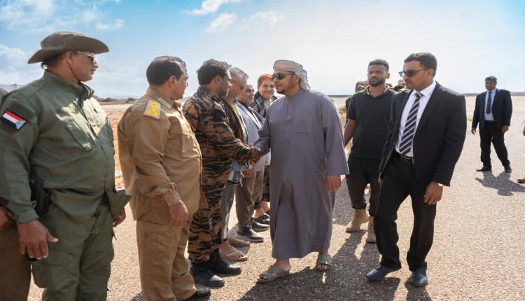 محافظ أبين أثناء تفقده النقاط الأمنية يشدد على الانضباط ويشيد بتفاعل الأجهزة الأمنية