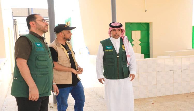 فريق من مركز الملك سلمان للإغاثة يتفقد سير العمل في تأهيل سوقي الأسماك والخضار بمدينة الغيضة