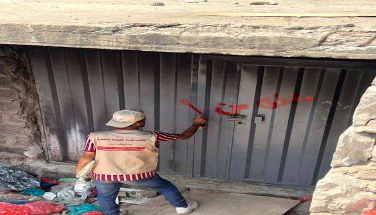 مكتب الصناعة بعدن يكشف معملا سريا لتصنيع الكيماويات في حي القاهرة بعد شكاوي مواطنين