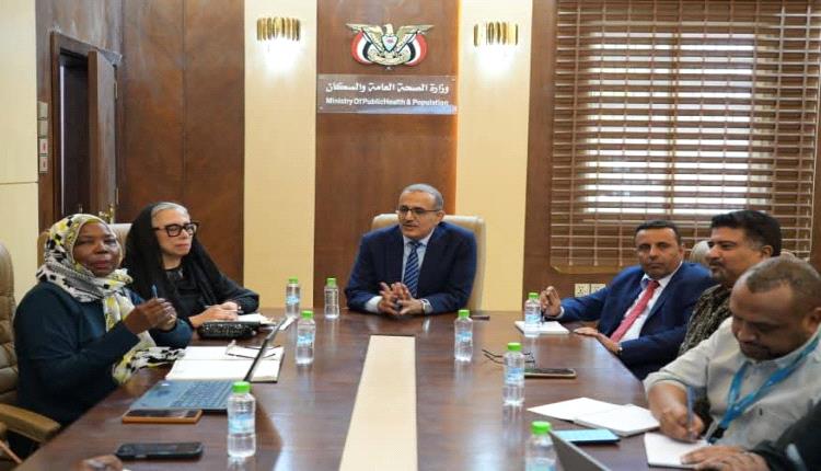 وزير الصحة يستعرض مع فريق من (اليونيسيف) نتائج تقييم الأنشطة والبرامج التغذوية