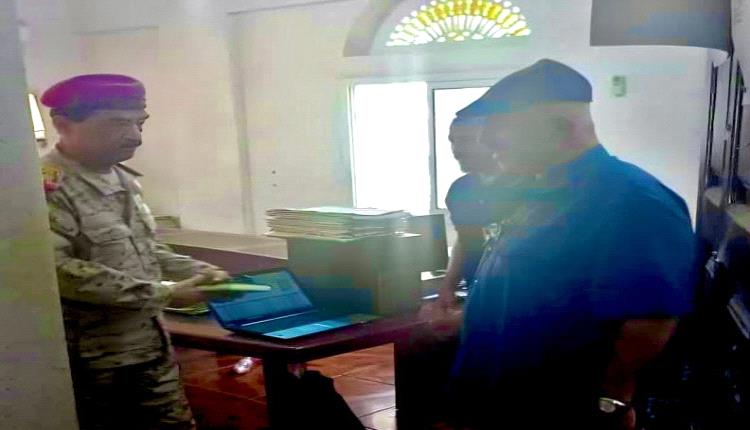 مساعد وزير الدفاع اللواء باتيس يطلع على سير عمل لجنة معالجة قضايا الموظفين والمبعدين والمسرحين قسراً