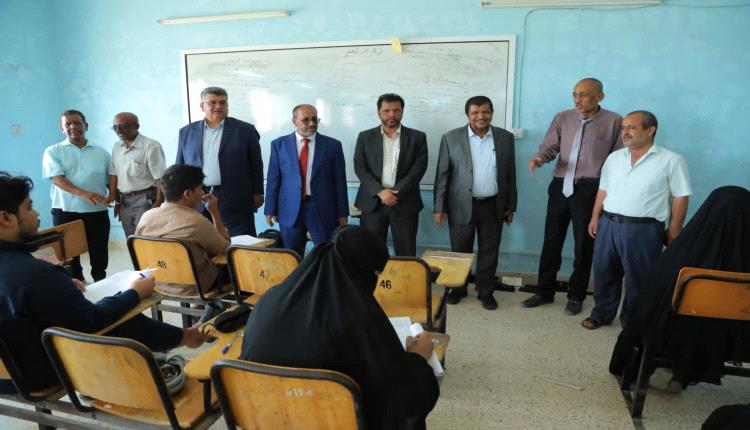 الأمين العام للمجلس المحلي بالمحافظة ونواب رئيس الجامعة يدشنون الامتحانات النهائية للفصل الدراسي الثاني بجامعة المهرة