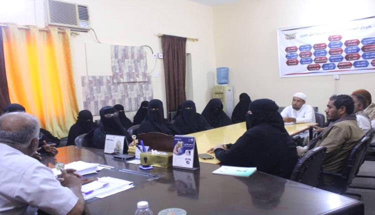 رئيسة اللجنة الوطنية للمرأة بساحل حضرموت ومدير إدارة تنمية المرأة بالمحافظة يزوران غيل باوزير لبحث تمكين المرأة
