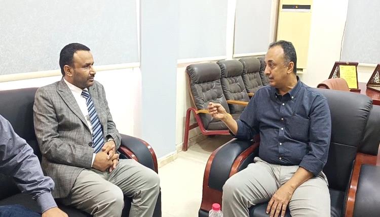 مدير صحة عدن يناقش مع مدير المخيمات الطبية بالوزارة سبل تعزيز التعاون المشترك