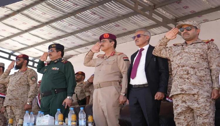 وزيرا الدفاع والداخلية يتفقدان عدداً من المواقع العسكرية في ميناء الوديعة ويشهدان عرضاً عسكرياً لقوات الطوارئ اليمنية
