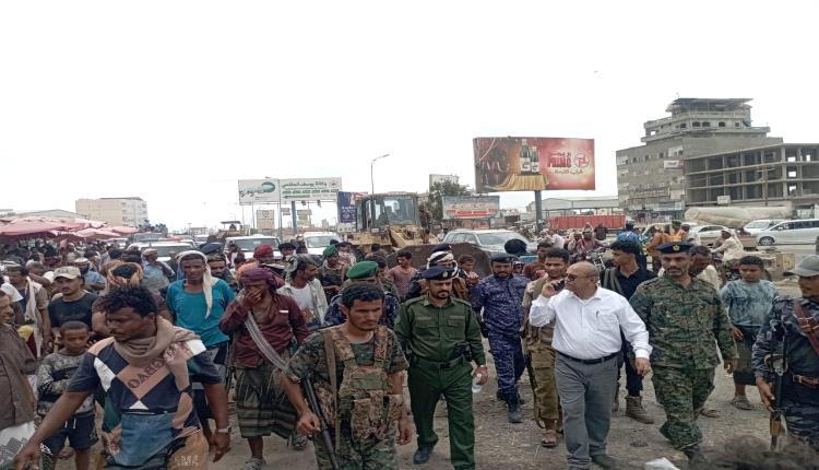 بتوجيهات محافظ لحج.. مدير عام تبن يترأس حملة أمنية واسعة لإزالة العشوائيات وتنظيم الأسواق