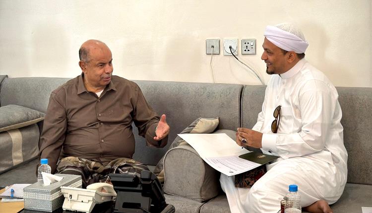 عضو مجلس القيادة محافظ حضرموت يطلع على سير الدراسة بجامعة الإمام الشافعي ويشيد بدورها العلمي والدعوي
