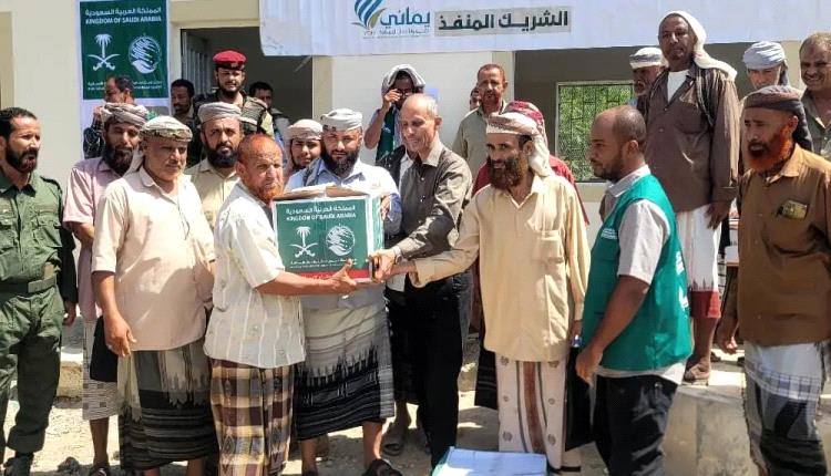 مركز الملك سلمان يدعم 707 معلماً في طور الباحة بسلال غذائية