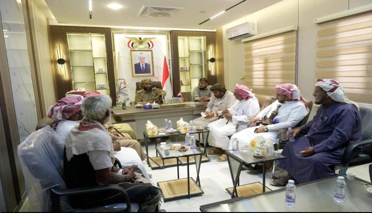 قائد المنطقة العسكرية الأولى يستقبل مشايخ وأعيان قبائل المناهيل بسيئون