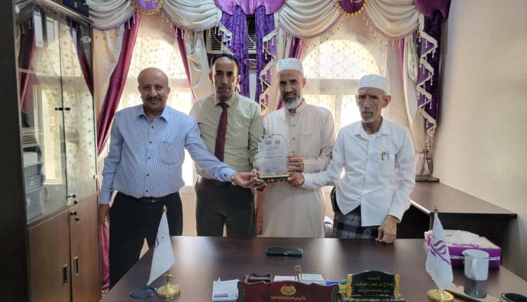 مدير عام دوعن ومدير إدارة التربية يزوران مؤسسة وادي دوعن للتنمية ويكرّمان المؤسسة