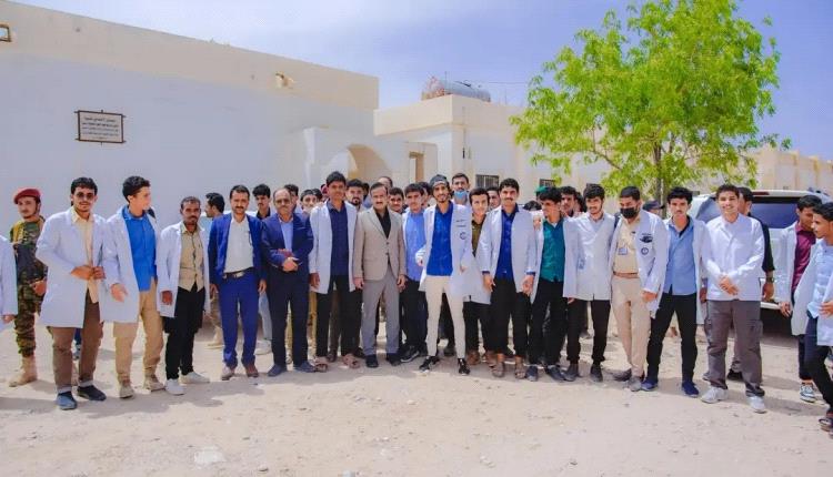 المحافظ بن الوزير يتفقد العملية التعليمية والامتحانات الجارية في معهد أمين ناشر الصحي بشبوة