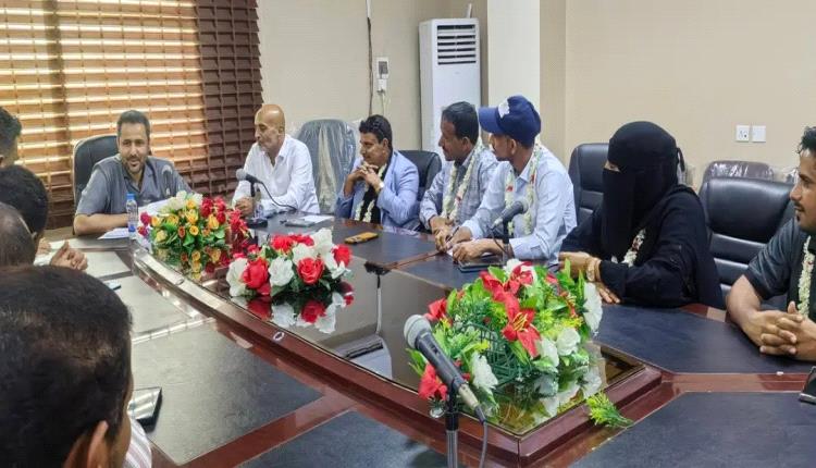 محافظ لحج يلتقي وفداً من بيئة سقطرى ولحج لتعزيز التبادل العملي والترابط الإداري بين المحافظتين