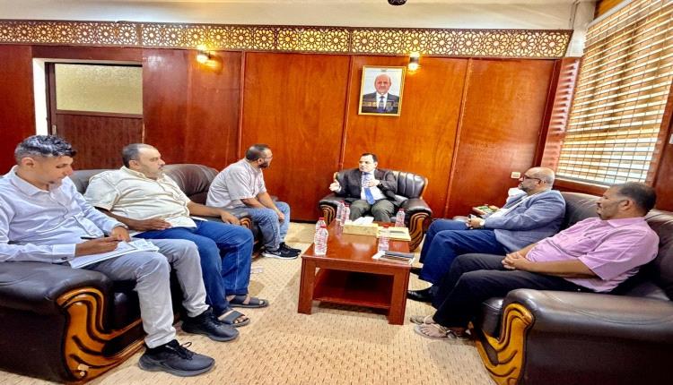 وزير الثروة السمكية يشيد بأداء مصنع المكلا لتعليب الأسماك الغويزي وخطط تطويره
