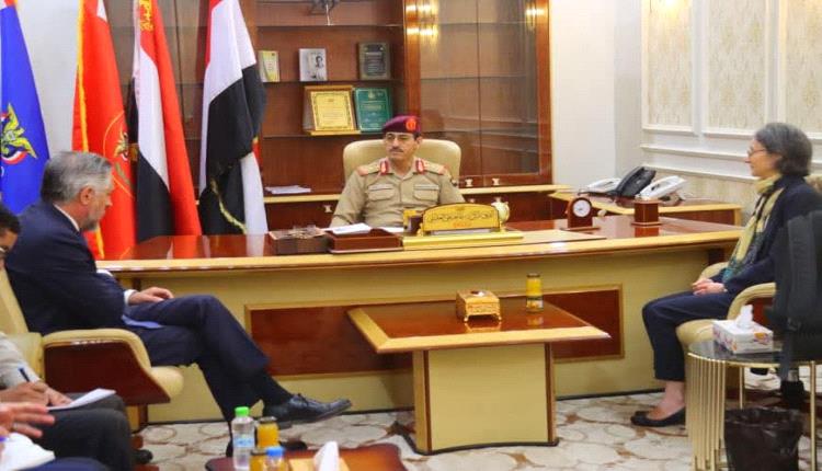 وزير الدفاع يلتقي رئيس بعثة الاتحاد الاوروبي وسفيرة فرنسا لدى اليمن